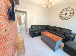 Luxury Victorian Home, 3BR, Airport, M1, 6 beds, sleeps 12
